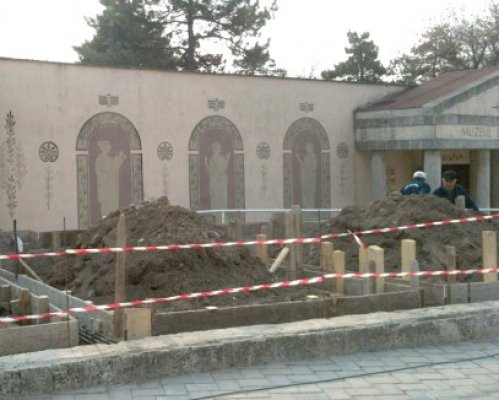 Consilierul Slăvescu şi-a extins crâşma pe spaţiul verde din faţa Muzeului de Arheologie Mangalia